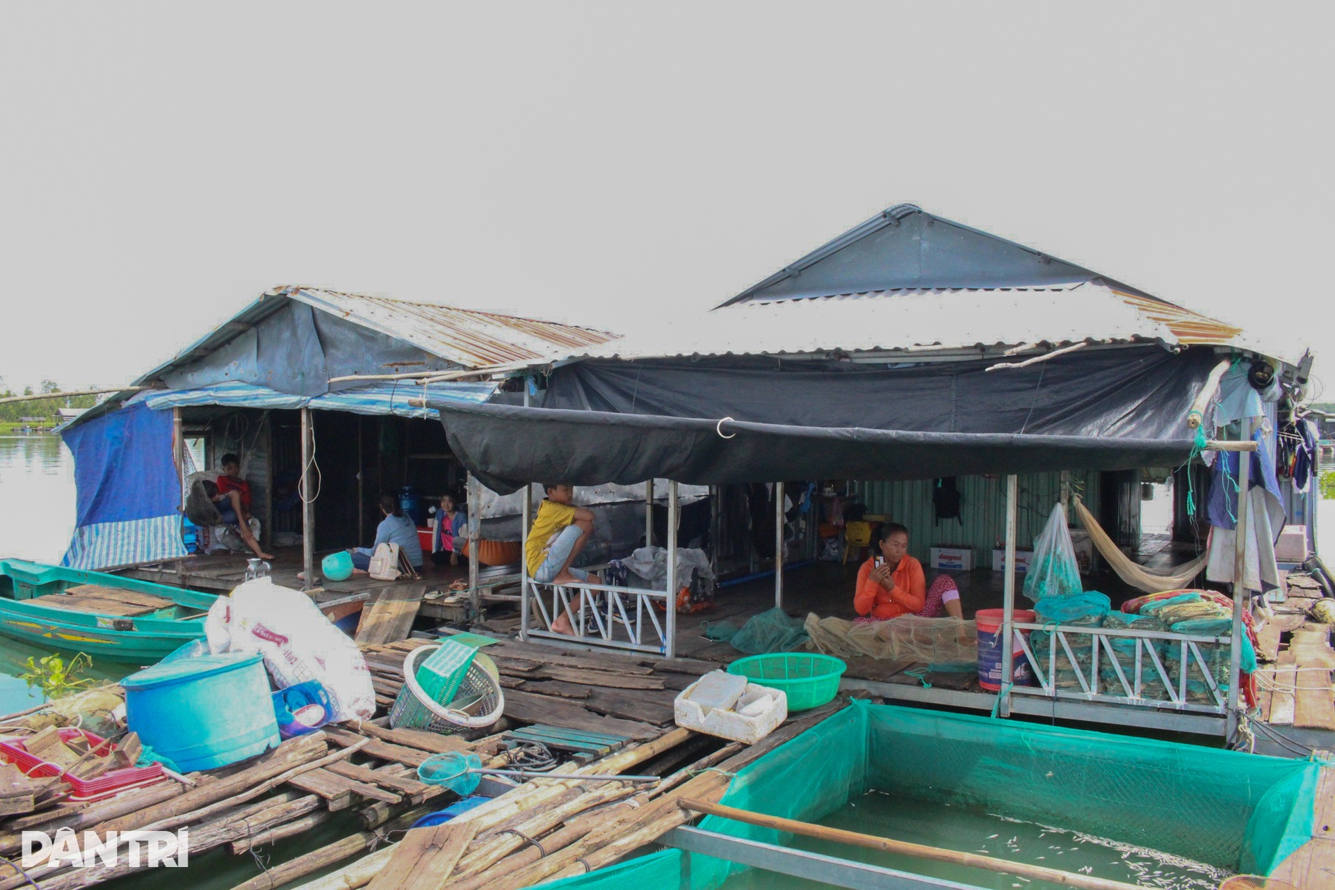 Cuộc sống lênh đênh của hàng chục hộ dân trên hồ Dầu Tiếng - 2 Cuộc sống lênh đênh của hàng chục hộ dân trên hồ Dầu Tiếng - 2