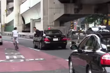 Đoàn hộ tống Thủ tướng Nhật cúi chào người dân nhường đường