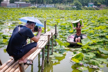 Thiếu nữ Hà Thành mặc áo yếm, chen chân chụp ảnh sen đầu mùa