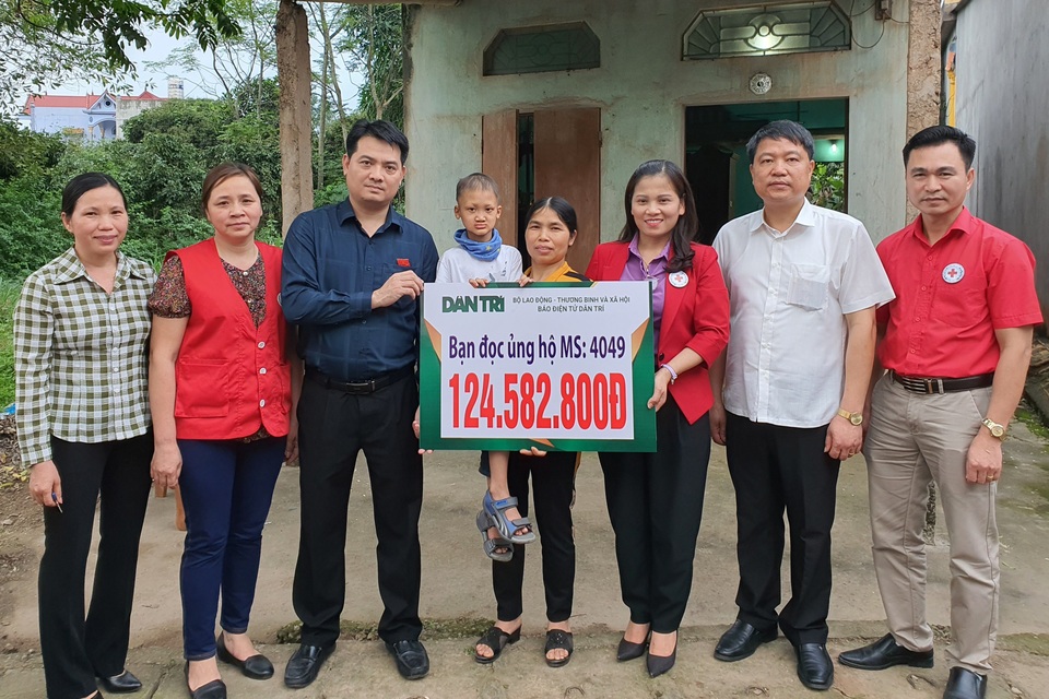 Bạn đọc Dân trí giúp đỡ cậu bé mồ côi mắc bệnh lạ hơn 124 triệu đồng - 1 Bạn đọc Dân trí giúp đỡ cậu bé mồ côi mắc bệnh lạ hơn 124 triệu đồng - 1