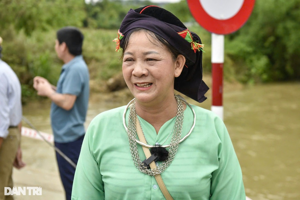 Có cây cầu rồi, con em chúng tôi sẽ không phải liều mình qua suối nữa - 6 Có cây cầu rồi, con em chúng tôi sẽ không phải liều mình qua suối nữa - 6