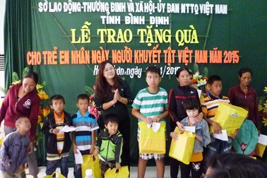 Tặng 100 suất quà cho trẻ em khuyết tật