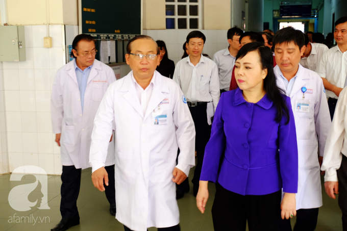 Bộ trưởng Y tế trực tiếp thị sát dịch sởi tại TP.HCM, cảnh báo các bà mẹ không chích ngừa sẽ lãnh hậu quả - Ảnh 1. Bộ trưởng Y tế trực tiếp thị sát dịch sởi tại TP.HCM, cảnh báo các bà mẹ không chích ngừa sẽ lãnh hậu quả - Ảnh 1.