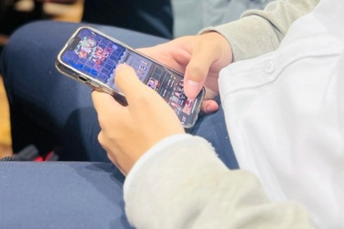 Giáo sư nước ngoài rút ruột gan trao đổi, sinh viên cắm mặt vào điện thoại