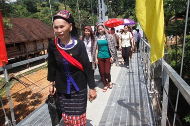 “Nhịp cầu yêu thương” về với tộc người “ngủ ngồi”