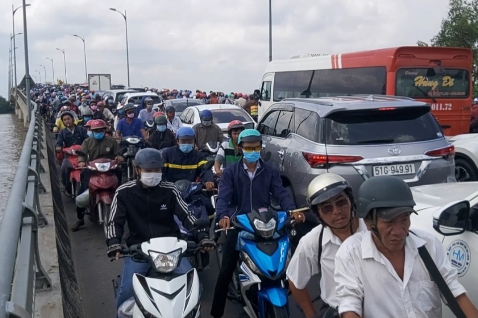 Ô tô, xe máy rồng rắn nối đuôi, đường về miền Tây ùn tắc nghiêm trọng - 2 Ô tô, xe máy rồng rắn nối đuôi, đường về miền Tây ùn tắc nghiêm trọng - 2