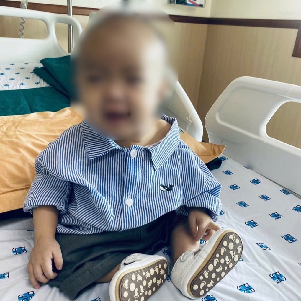 Bé trai được ghép gan của mẹ đã xuất viện, gia đình xin ngừng nhận hỗ trợ - 1 Bé trai được ghép gan của mẹ đã xuất viện, gia đình xin ngừng nhận hỗ trợ - 1