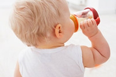 Bé dưới 3 tuổi cần uống thêm nước?