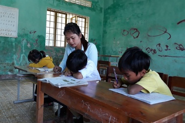 Lớp chỉ có 3 học sinh: Cô giáo "xin" phụ huynh cho các em ở lại trường