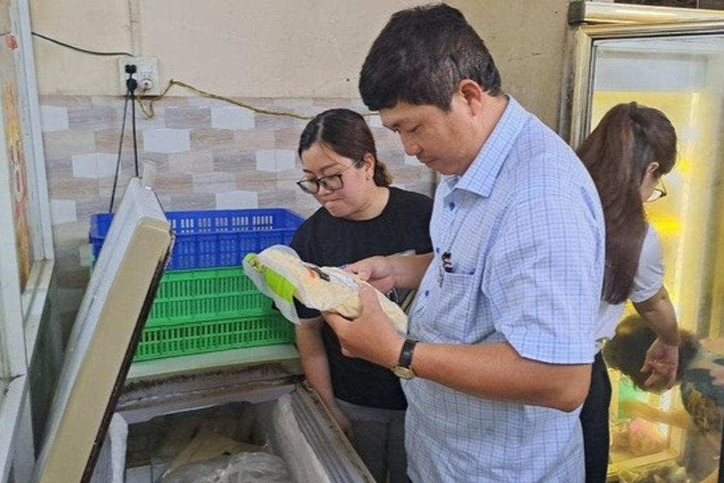 Vụ 51 du khách nghi ngộ độc ở Phan Thiết: Phạt nhà hàng 8 triệu đồng - 1 Vụ 51 du khách nghi ngộ độc ở Phan Thiết: Phạt nhà hàng 8 triệu đồng - 1