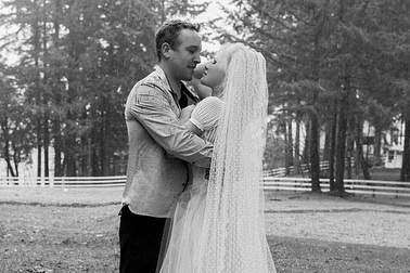 "Bom sex" Pamela Anderson bị tố là "người thứ ba"