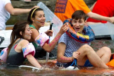 Sinh viên ĐH Cambridge đua thuyền tự chế mừng hết khóa học