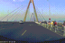 Hà Nội: Tài xế thót tim đánh lái tránh xe máy “vượt rào” trên cầu Nhật Tân