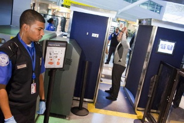 Mỹ bất ngờ siết chặt an ninh các sân bay