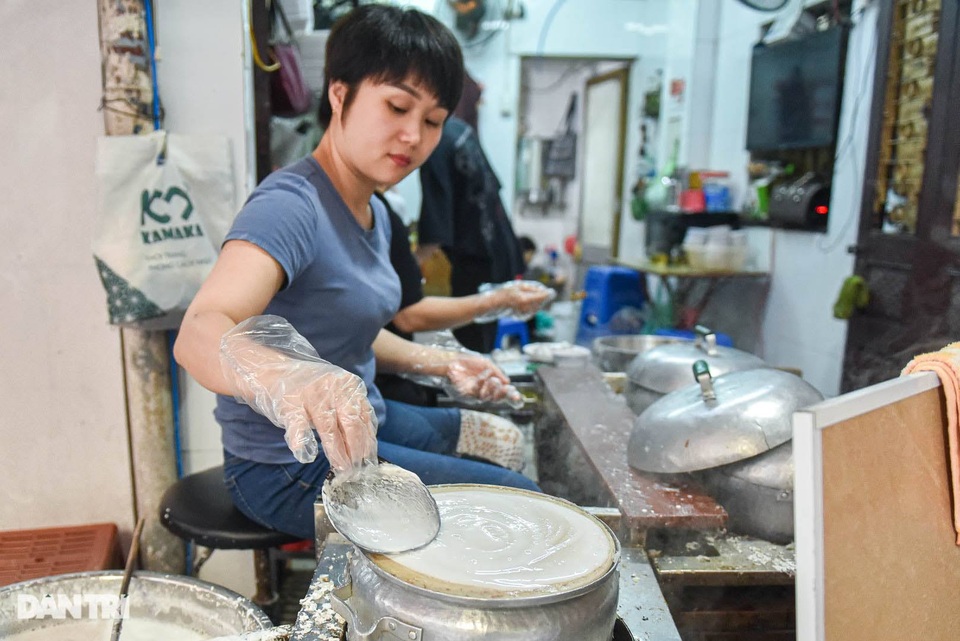 Quán bánh cuốn đắt hàng suốt 40 năm, ngày bán 200 suất ở Hà Nội - 3 Quán bánh cuốn đắt hàng suốt 40 năm, ngày bán 200 suất ở Hà Nội - 3