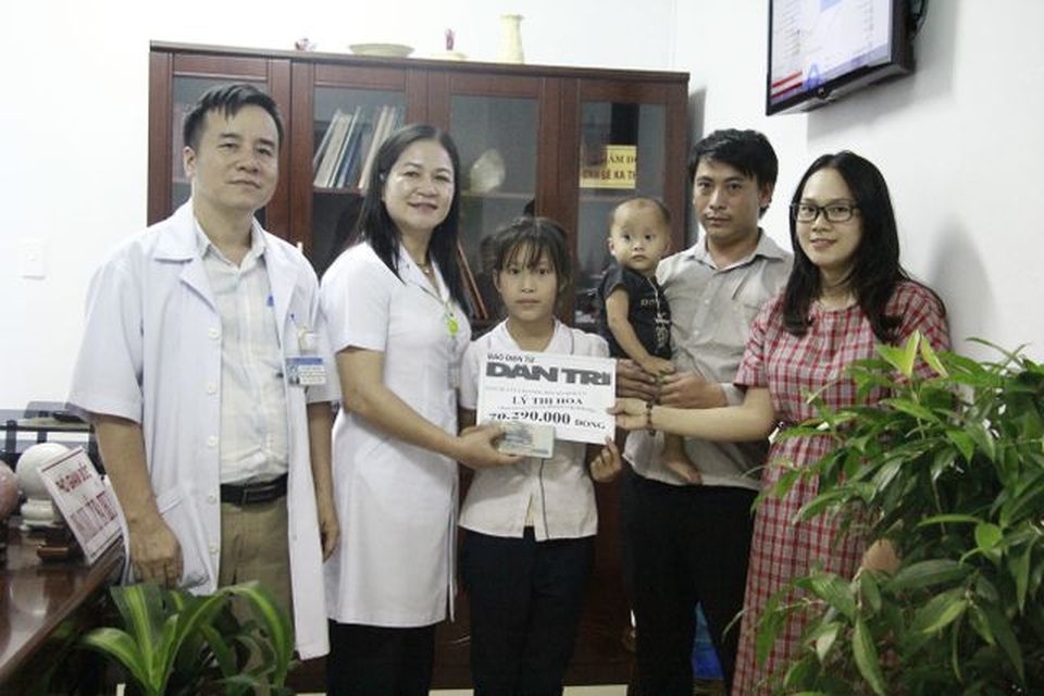 Cô bé H’mông phải nghỉ học chăm mẹ được bạn đọc giúp đỡ tiếp tục đến trường - 2 Cô bé H’mông phải nghỉ học chăm mẹ được bạn đọc giúp đỡ tiếp tục đến trường - 2