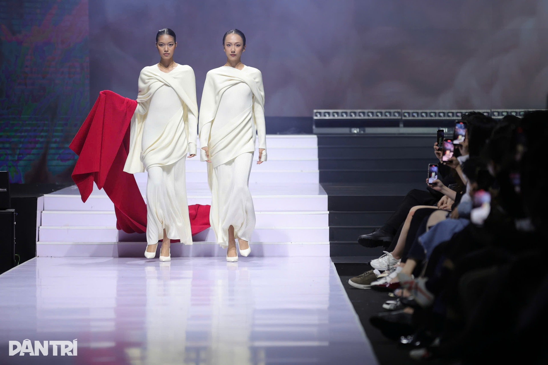 Top 4 Next Top Model đọ dáng trên sàn catwalk, Mai Hoa phục hồi sau cú ngã - 10