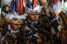 Kỳ lạ bộ tộc cách ly trẻ em gái 1 năm trước ngưỡng trưởng thành