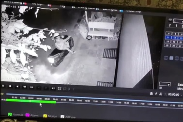 Ngán ngẩm nữ đạo chích lấy cắp 2 thang dắt xe để ngoài nhà