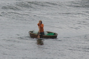 Hai cha con mất tích trên vùng biển đang có bão số 5