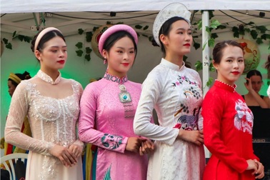 Áo dài, cổ phục Việt tung bay giữa Australia đón chào Tết Nhâm Dần