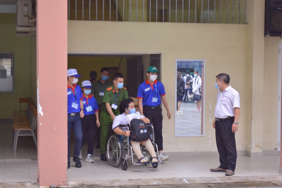 Kỳ thi tốt nghiệp THPT đáng nhớ của sĩ tử ngồi xe lăn giàu đam mê - 5 Kỳ thi tốt nghiệp THPT đáng nhớ của sĩ tử ngồi xe lăn giàu đam mê - 5