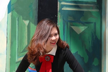 Người dân Hà Nội tranh thủ chụp ảnh ở phố bích họa Phùng Hưng