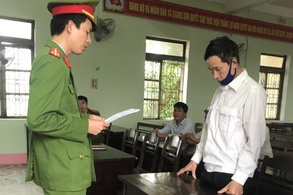 Thu giữ hàng loạt huân, huy chương, bằng khen giả - 2 Thu giữ hàng loạt huân, huy chương, bằng khen giả - 2