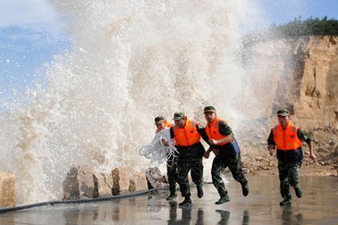 Siêu bão Muifa sắp đổ bộ vào Trung Quốc, 200.000 dân sơ tán