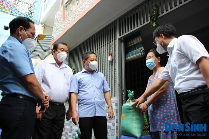 Thứ trưởng Lê Tấn Dũng đã đến từng nhà trao tận tay người dân ở Phường 4, Quận 5 những túi gạo của Chính phủ hỗ trợ người dân khó khăn trong đại dịch Covid - 19.
