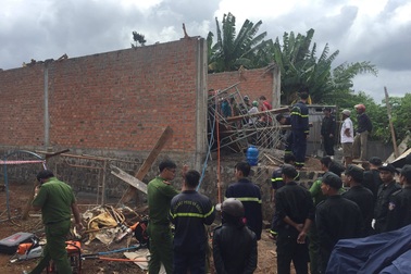 Đào bới khu giàn giáo sập chôn vùi 2 thợ xây, chỉ cứu được 1 người