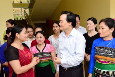 Bộ trưởng Phùng Xuân Nhạ thăm, tặng quà học sinh vùng lũ