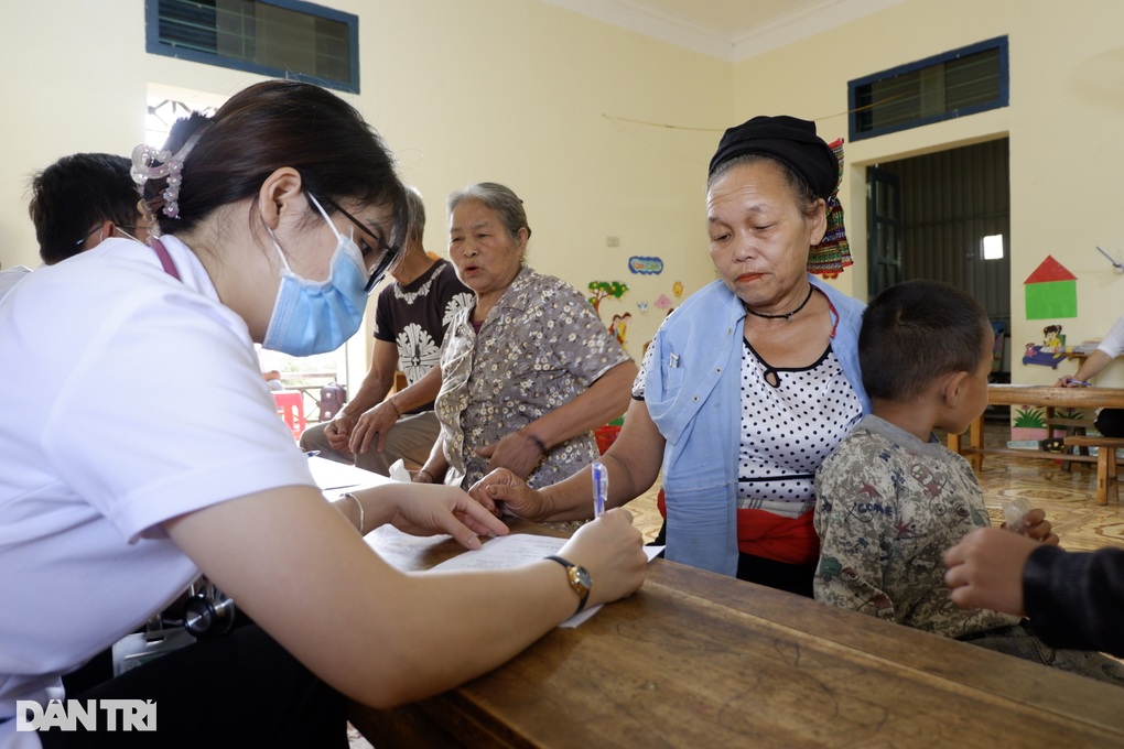 Người dân xã nghèo vui mừng khi được khám bệnh, nhận thuốc miễn phí - 8 Người dân xã nghèo vui mừng khi được khám bệnh, nhận thuốc miễn phí - 8