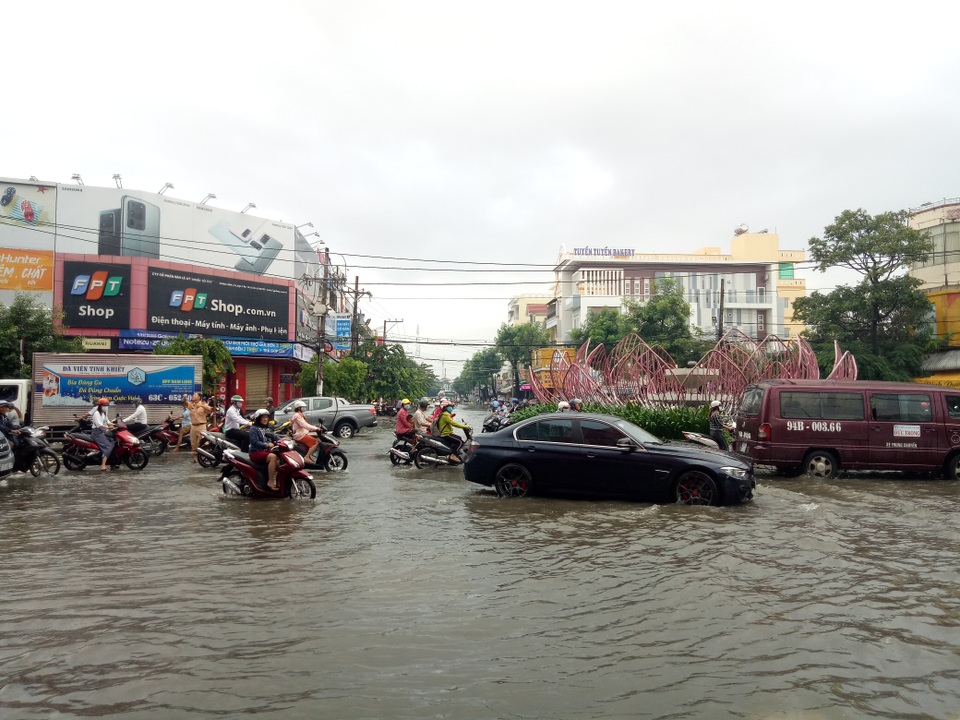 Đường phố Bạc Liêu thành sông sau trận mưa 2 tiếng - 3 Đường phố Bạc Liêu thành sông sau trận mưa 2 tiếng - 3