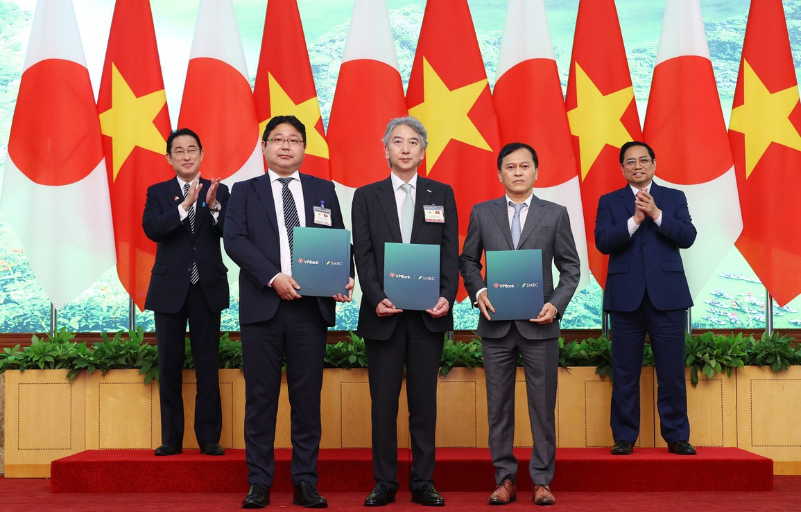 Đại diện hai ngân hàng VPBank và SMBC trao đổi văn kiện hợp tác. Đại diện hai ngân hàng VPBank và SMBC trao đổi văn kiện hợp tác.