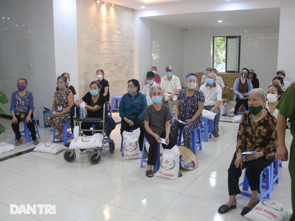 Công an Hà Nội tặng nhiều suất quà tới người già neo đơn gặp khó khăn - 5 Công an Hà Nội tặng nhiều suất quà tới người già neo đơn gặp khó khăn - 5