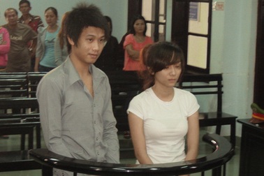 Đôi tình nhân trẻ cùng hầu tòa vì ma túy