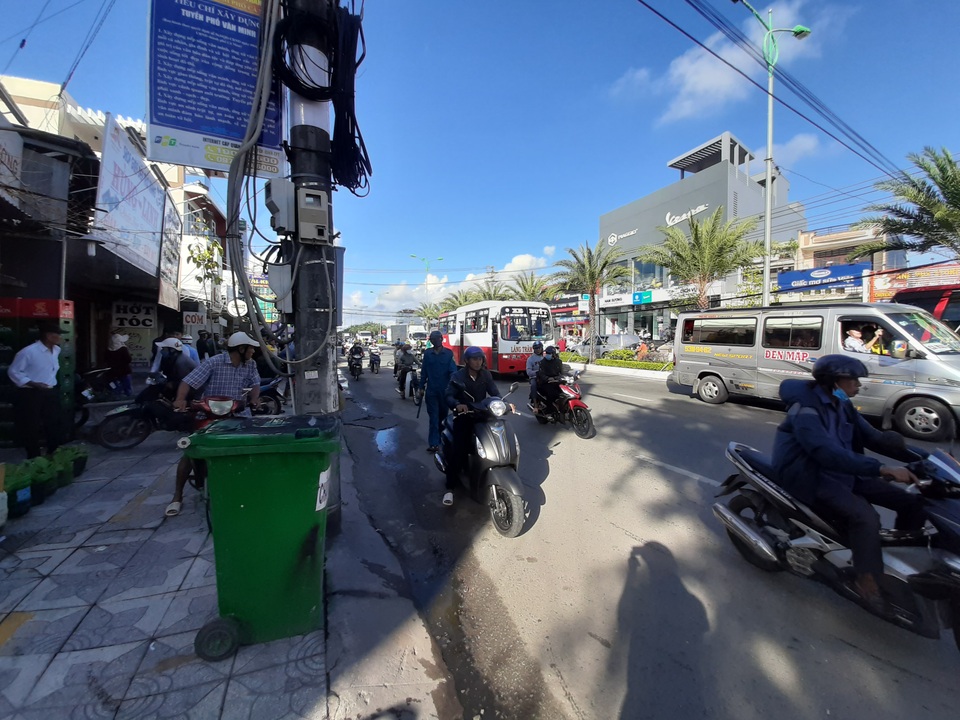 Bị cuốn vào gầm xe buýt, cụ ông 80 tuổi tử vong - 1  Bị cuốn vào gầm xe buýt, cụ ông 80 tuổi tử vong - 1