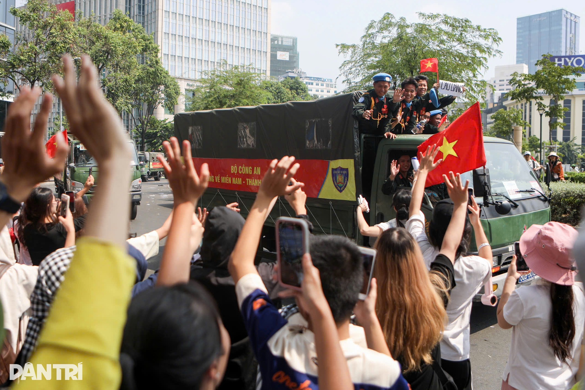 Đoàn quân kiêu hùng đi trong lòng nhân dân giữa TPHCM - 15 Đoàn quân kiêu hùng đi trong lòng nhân dân giữa TPHCM - 15
