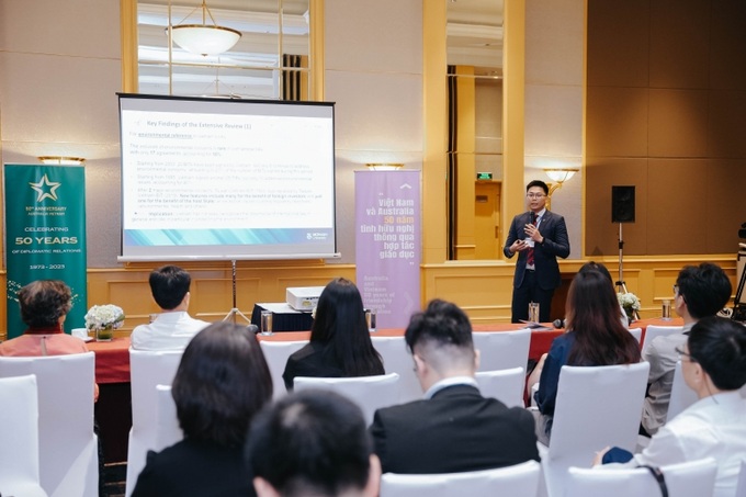 Anh Hoàng Tiến Đạt trình bày một số nghiên cứu tại Diễn đàn cựu sinh Australia được tổ chức mới đây tại Hà Nội.