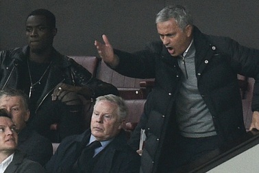 Bị đuổi lên khán đài, Mourinho giận dữ bỏ họp báo