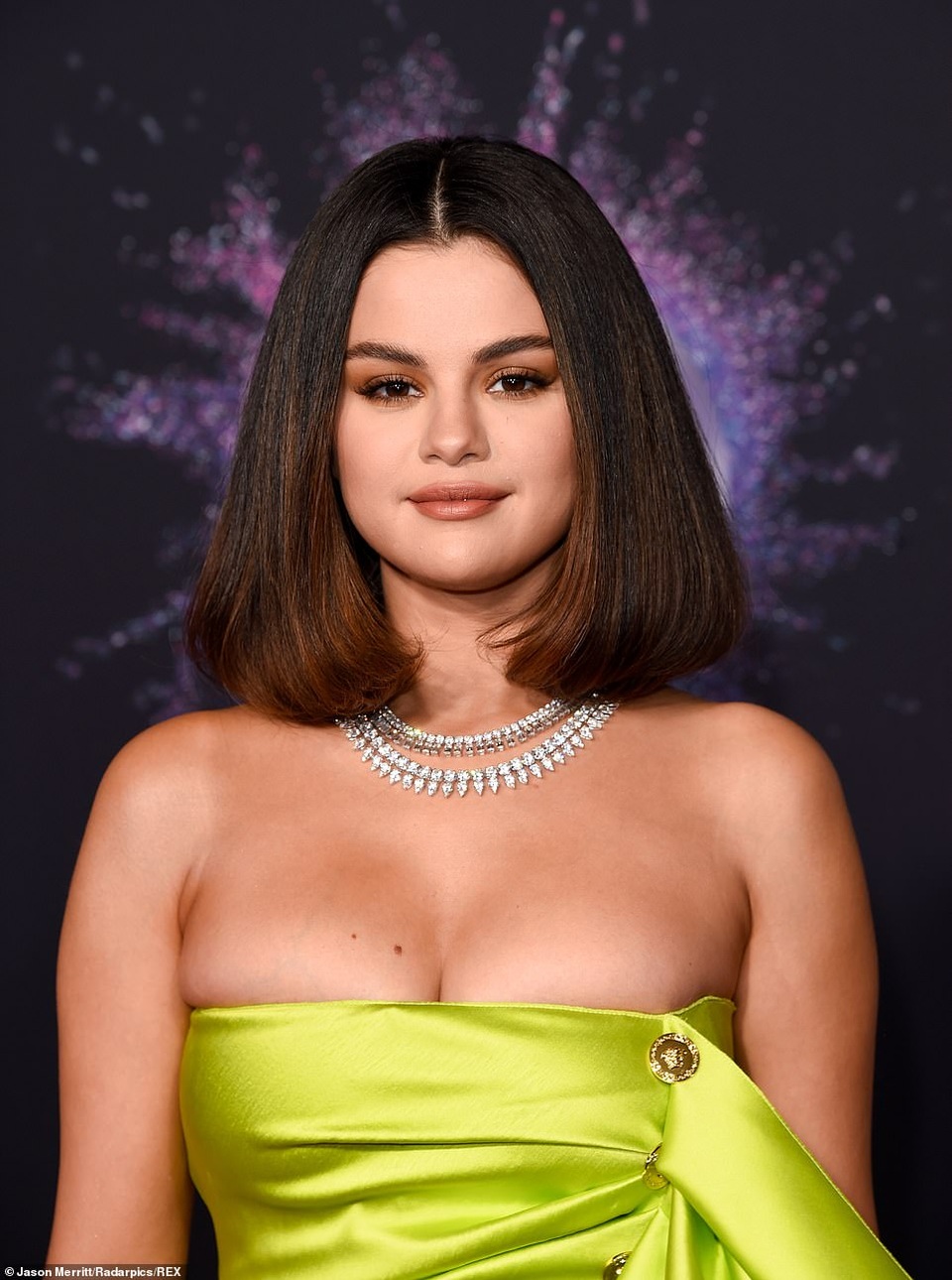 Selena trình diễn gợi cảm sau những vật vã vì bị chê bai ngoại hình - 10 Selena trình diễn gợi cảm sau những vật vã vì bị chê bai ngoại hình - 10