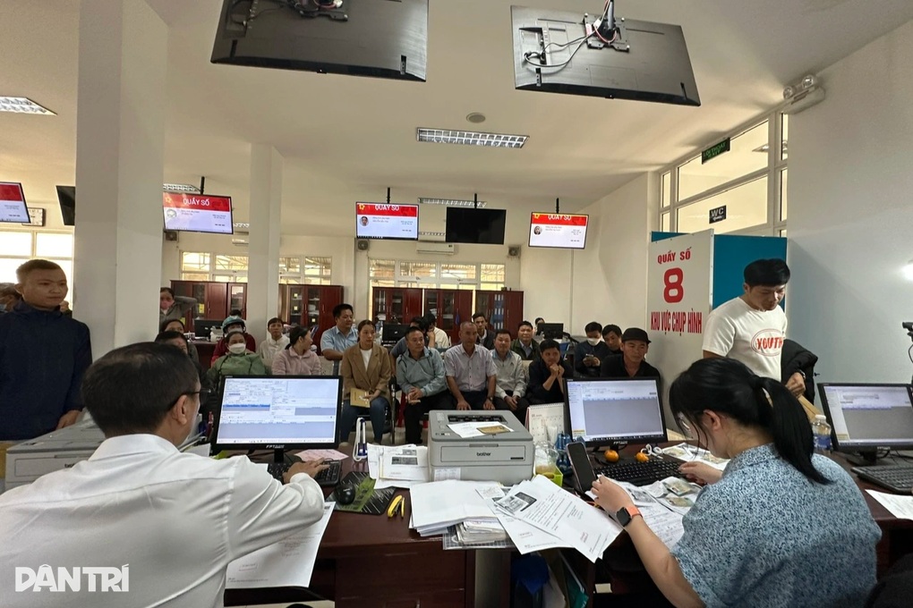 Hồ sơ quá tải sau Tết, cán bộ hành chính công tăng giờ làm việc - 2 Hồ sơ quá tải sau Tết, cán bộ hành chính công tăng giờ làm việc - 2