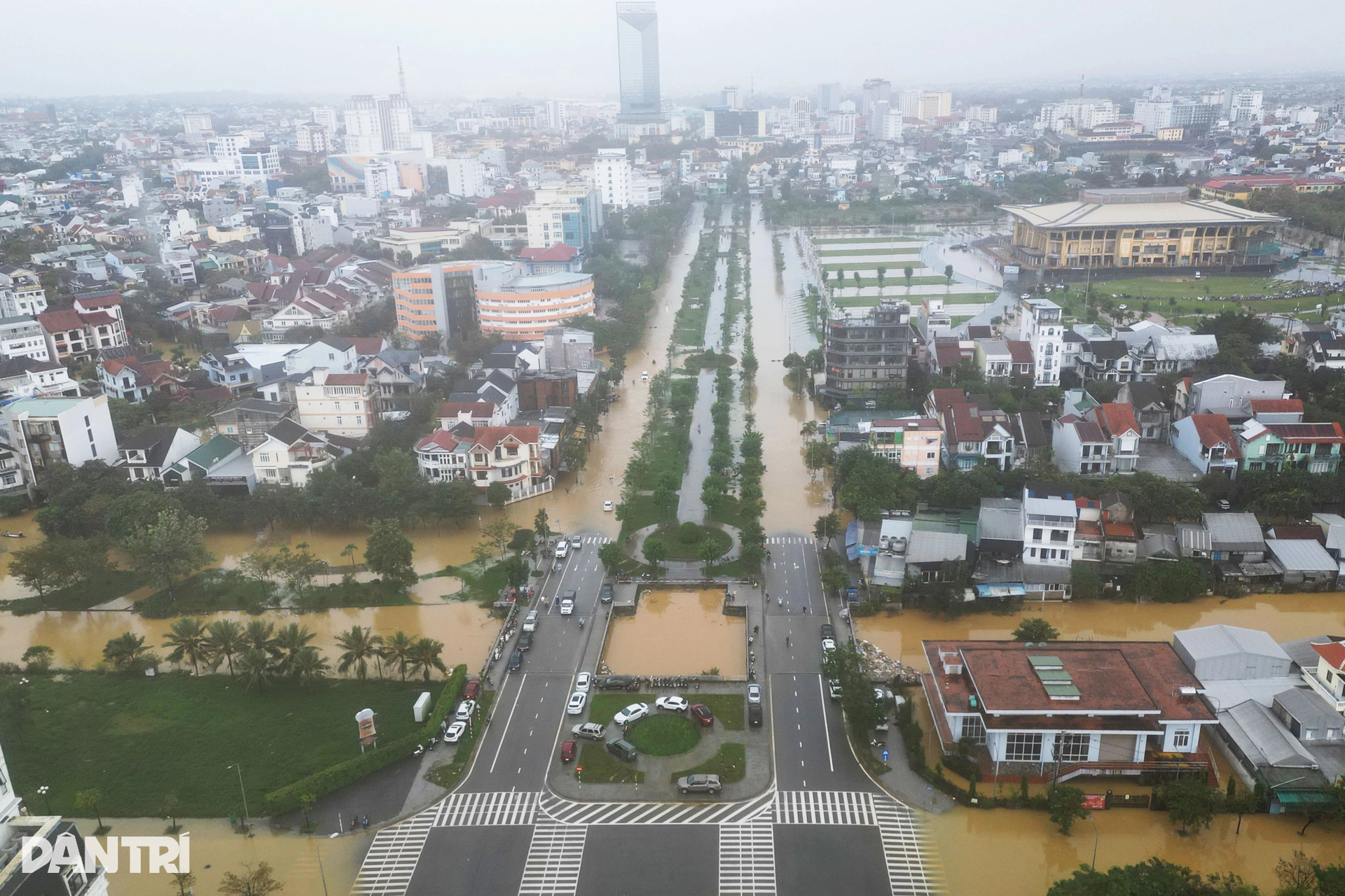 Người Huế hối hả đưa ô tô chạy lụt lần thứ 4, có chủ xe bị lập biên bản - 7 Người Huế hối hả đưa ô tô chạy lụt lần thứ 4, có chủ xe bị lập biên bản - 7