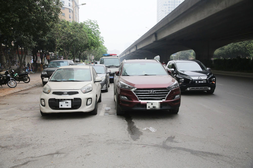 Hà Nội: Xử phạt hàng loạt ô tô đỗ tràn lòng đường vì chung cư hết chỗ để - 2 Hà Nội: Xử phạt hàng loạt ô tô đỗ tràn lòng đường vì chung cư hết chỗ để - 2