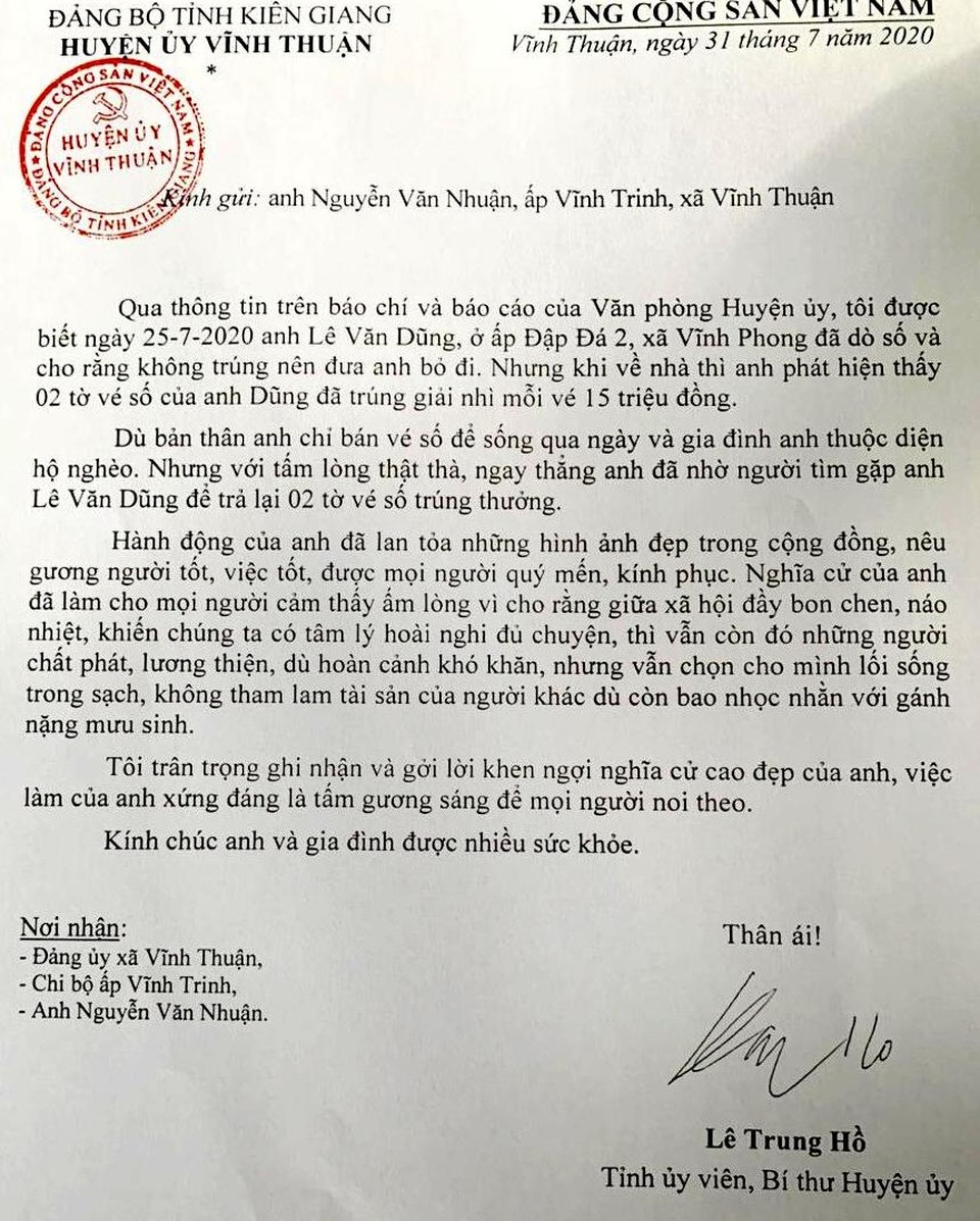 Người đàn ông trả lại 2 tờ vé số trúng thưởng cho người vứt bỏ - 1 Người đàn ông trả lại 2 tờ vé số trúng thưởng cho người vứt bỏ - 1