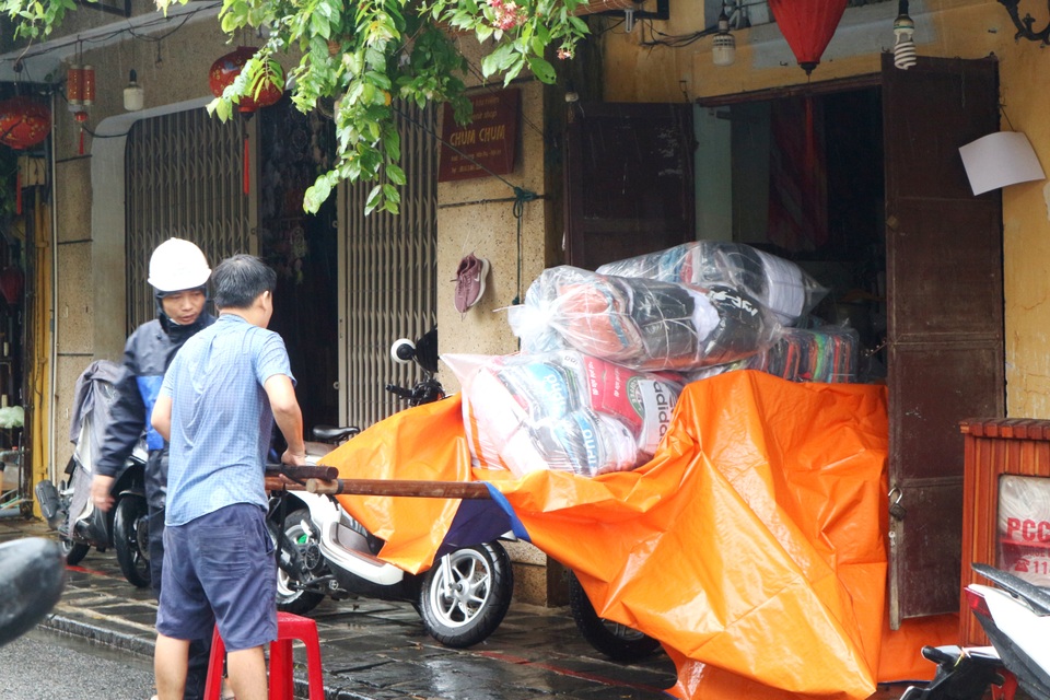 Lũ cuốn rác về bít chặt gầm cầu An Hội trên phố cổ Hội An - 6 Lũ cuốn rác về bít chặt gầm cầu An Hội trên phố cổ Hội An - 6