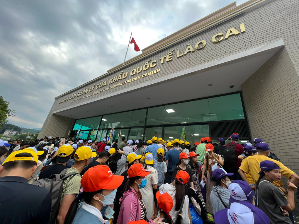 Biển người nhích từng bước chân, xếp hàng chờ 5 tiếng ở cửa khẩu Lào Cai - 2 Biển người nhích từng bước chân, xếp hàng chờ 5 tiếng ở cửa khẩu Lào Cai - 2
