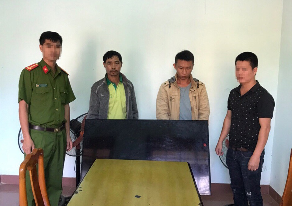 Lợi dụng mưa lũ, đột nhập quán cà phê “khoắng” tài sản - 1 Lợi dụng mưa lũ, đột nhập quán cà phê “khoắng” tài sản - 1