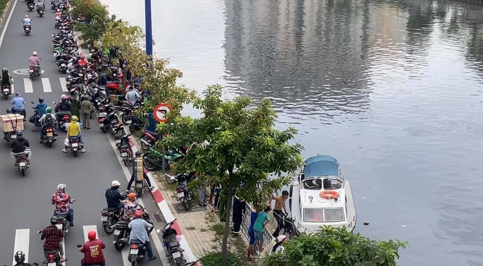 Cảnh sát giao thông ngăn chặn kịp thời người vợ lao xuống kênh theo chồng - 2 Cảnh sát giao thông ngăn chặn kịp thời người vợ lao xuống kênh theo chồng - 2